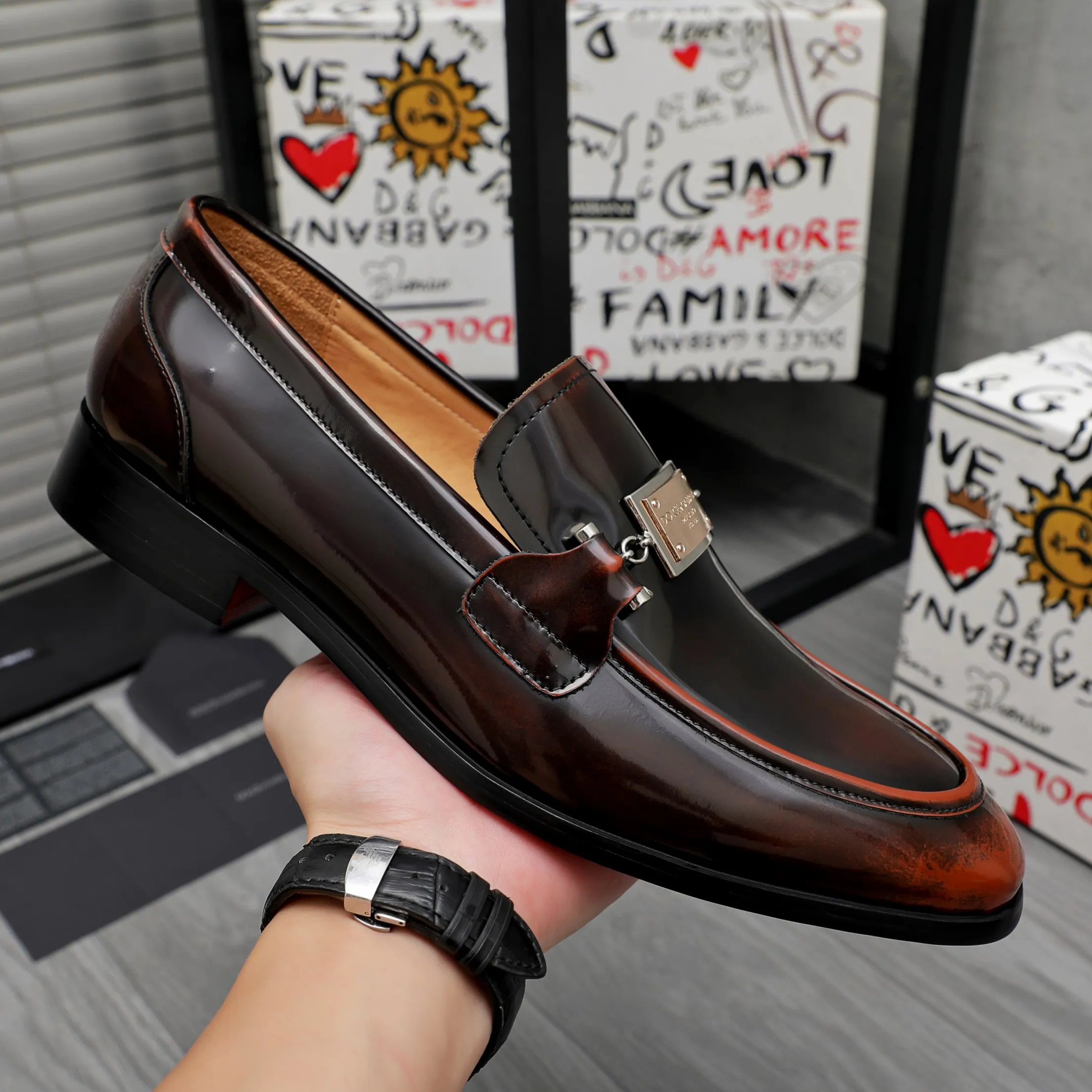 Men's shoes 💰500 Product trademark: DG (Dolce & Gabbana) business casual leather shoes Regular size: 38-45 (45 is custom-made and non-returnable) Product materials: Selected pearlescent polished cowhide upper, cowhide lining, original outsole